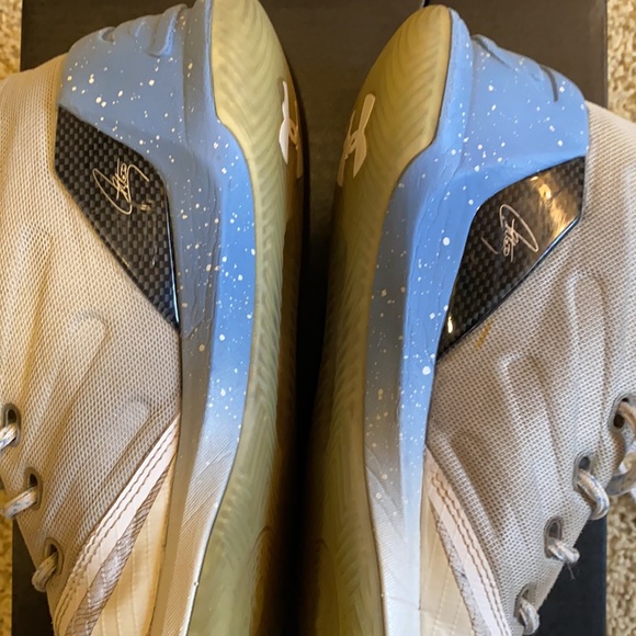 Steph Curry (SC) UNDERARMOUR youth size 5 basketball sneakers. - Picture 9 of 10